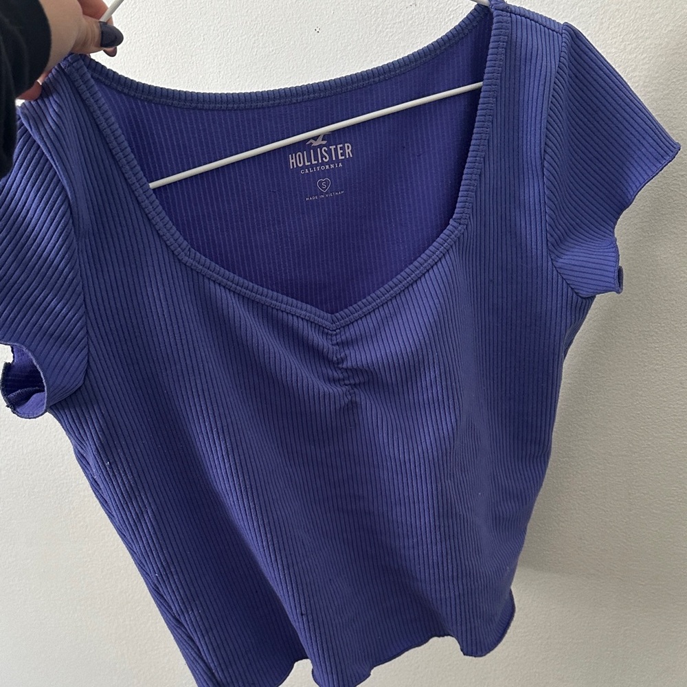 Hollister Women's V-Neck Purple Ribbed Tee